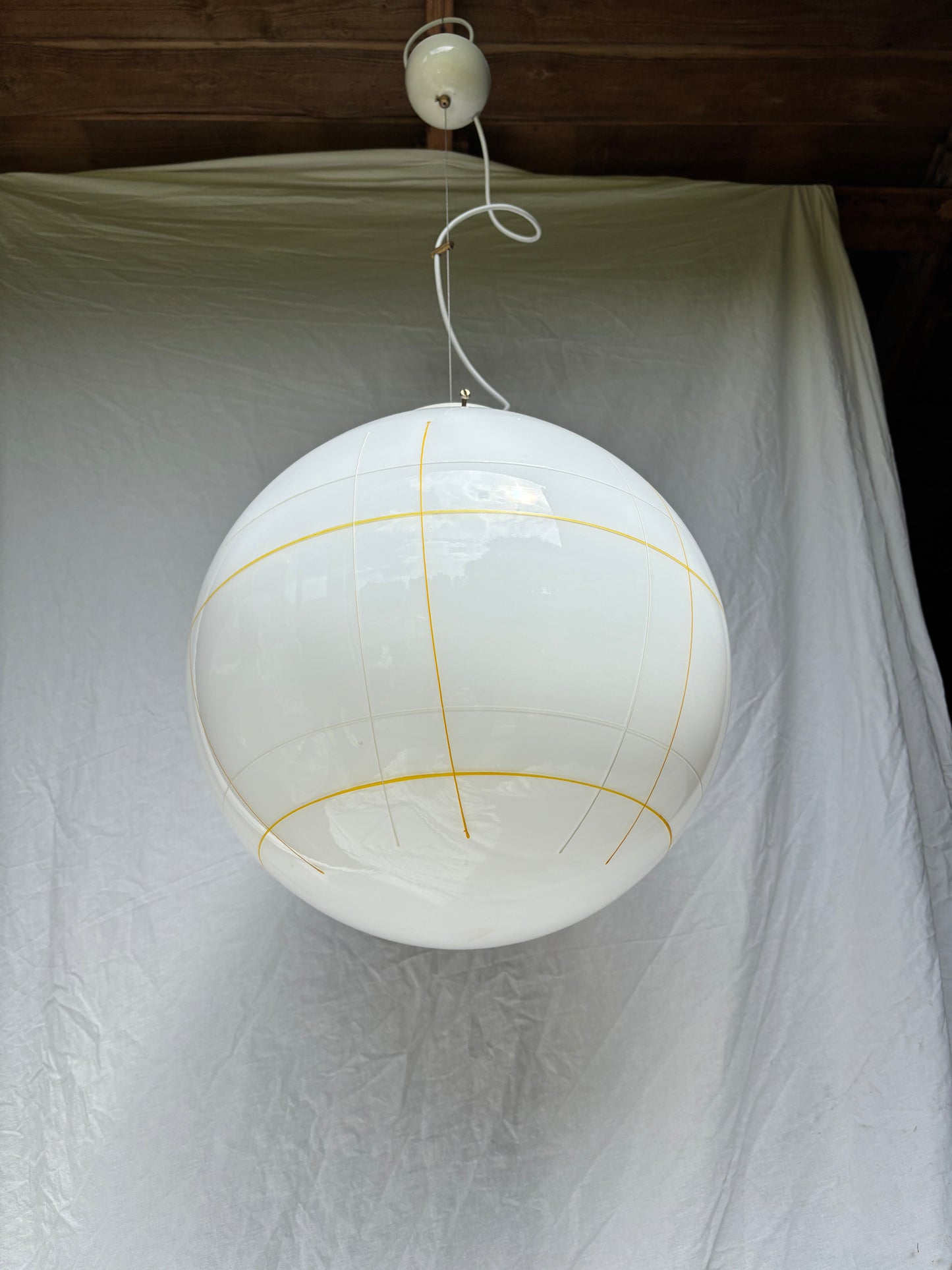 Vintage Murano pendel i hvidt opglas med hvidt og gult mønster 40 cm
