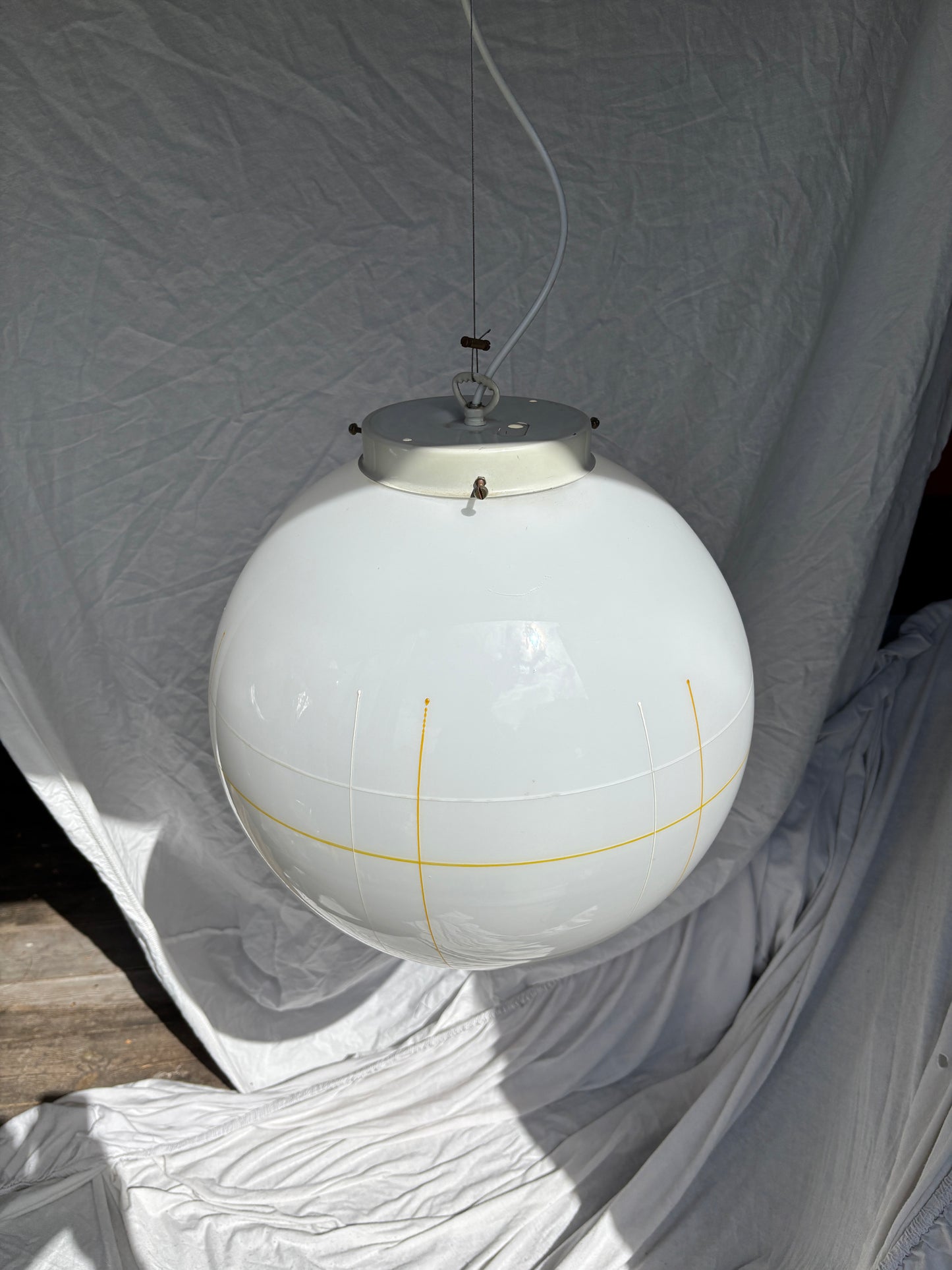 Vintage Murano pendel i hvidt opglas med hvidt og gult mønster 40 cm