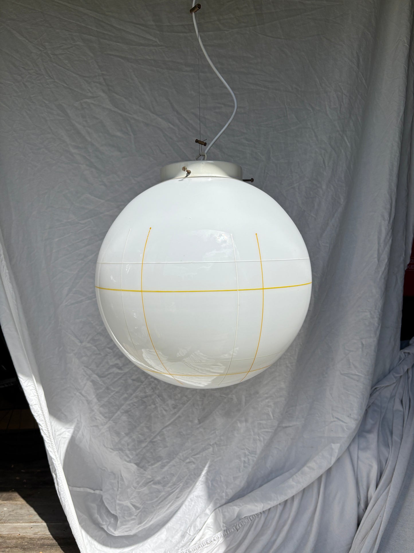 Vintage Murano pendel i hvidt opglas med hvidt og gult mønster 40 cm