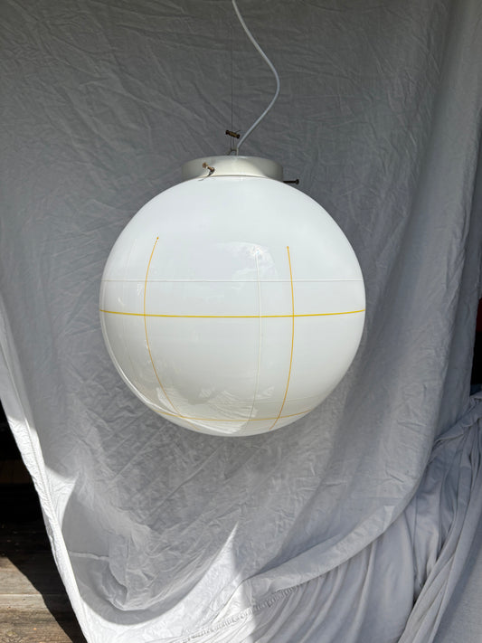 Vintage Murano pendel i hvidt opglas med hvidt og gult mønster 40 cm